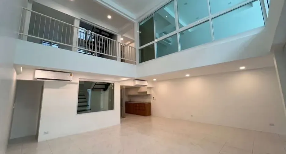 For rent 2 bedrooms office in Watthana, Bangkok