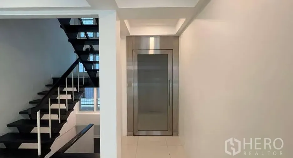 For rent 2 bedrooms office in Watthana, Bangkok