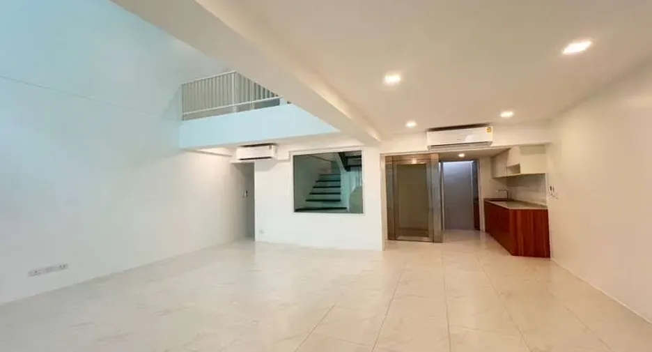For rent 2 bedrooms office in Watthana, Bangkok