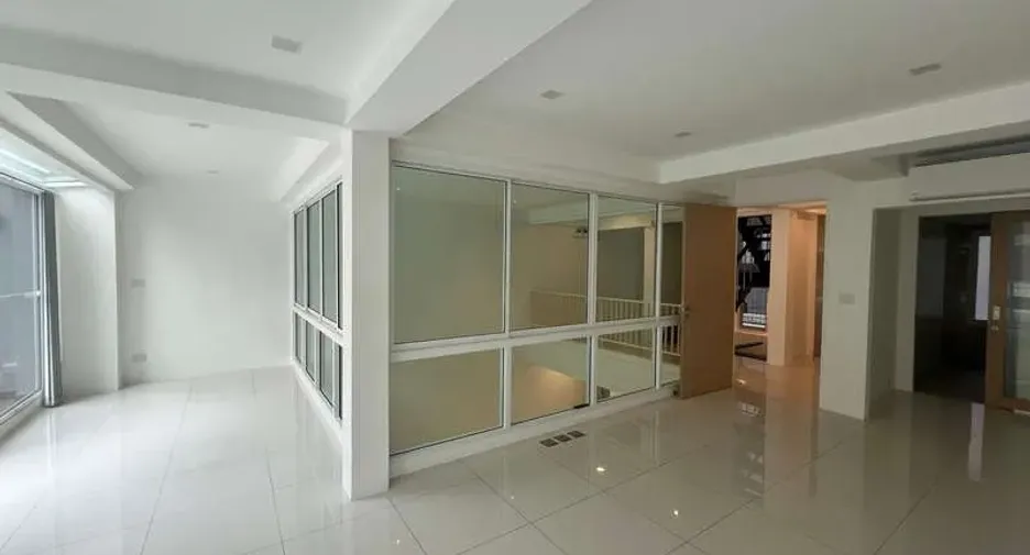 For rent 2 bedrooms office in Watthana, Bangkok