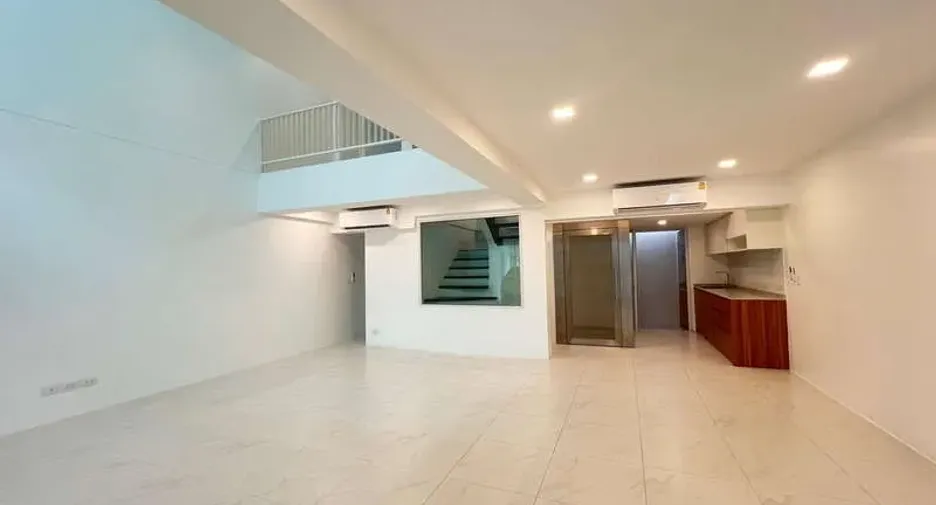 For rent 2 bedrooms office in Watthana, Bangkok