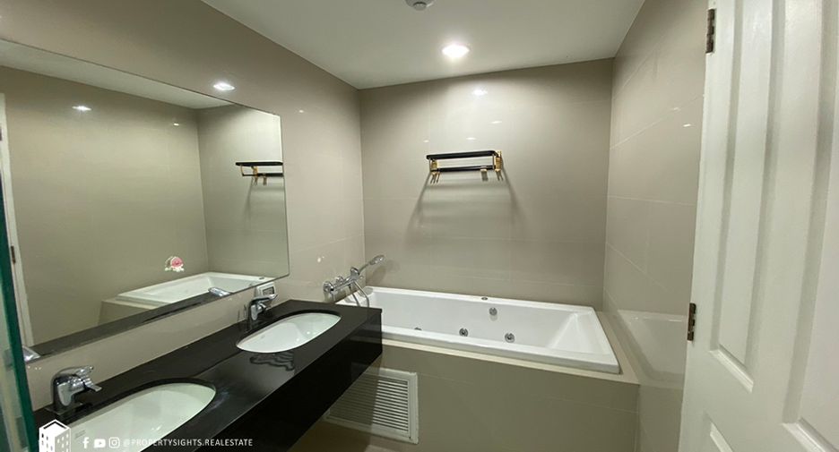 For rent 5 bed condo in Huai Khwang, Bangkok