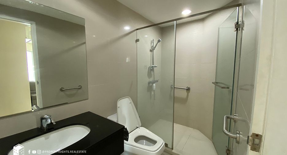 For rent 5 bed condo in Huai Khwang, Bangkok