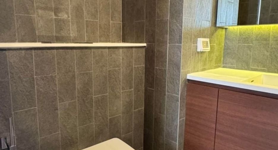 For rent 2 bed condo in Huai Khwang, Bangkok