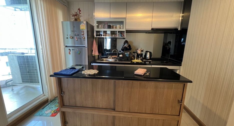 For rent 2 bed condo in Huai Khwang, Bangkok