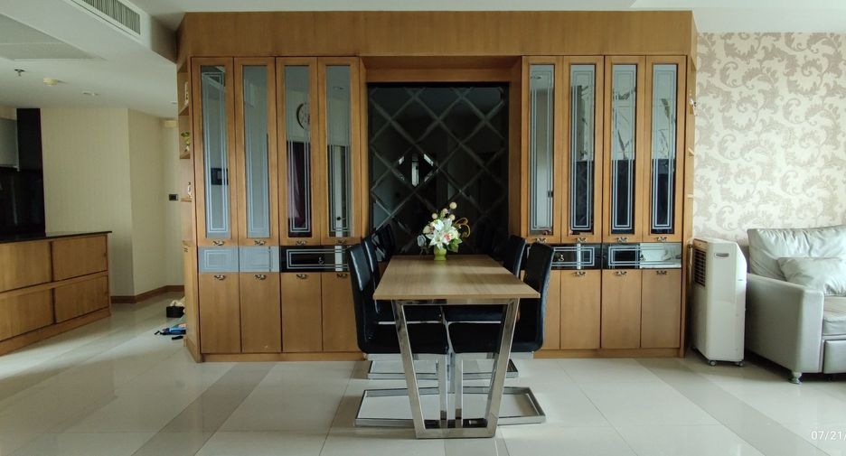 For rent 2 bed condo in Huai Khwang, Bangkok