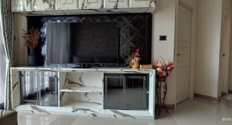 For rent 2 bed condo in Huai Khwang, Bangkok