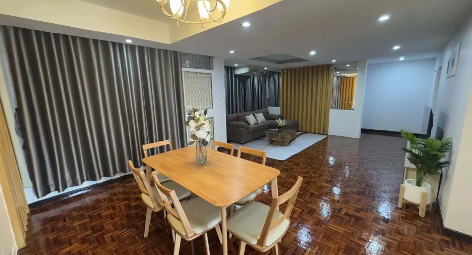 For rent 3 bed condo in Huai Khwang, Bangkok