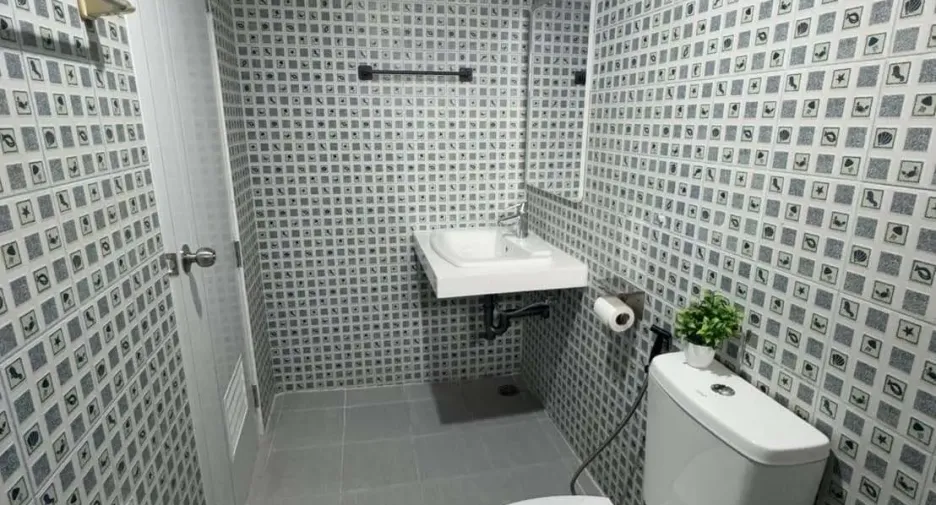 For rent 3 bed condo in Huai Khwang, Bangkok