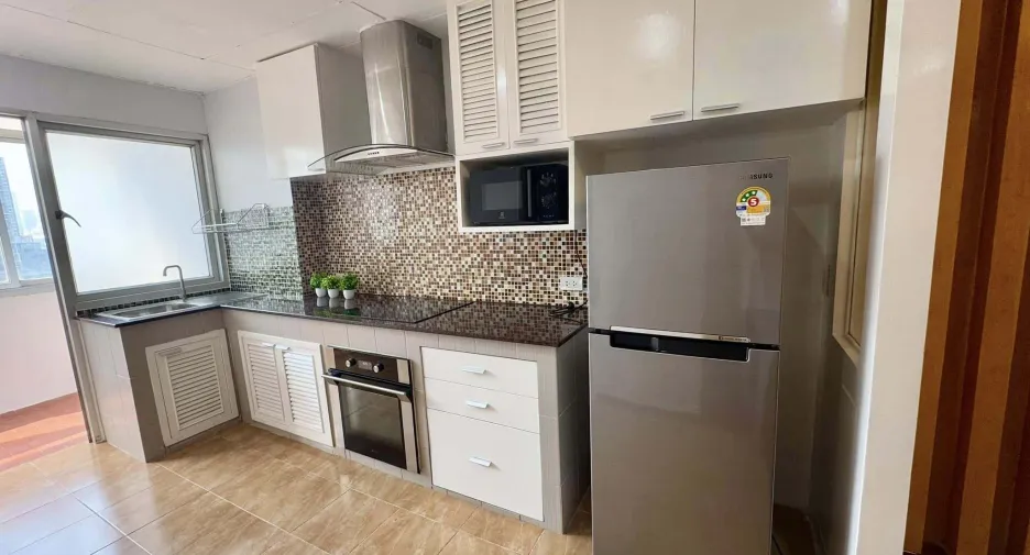 For rent 3 bed condo in Huai Khwang, Bangkok