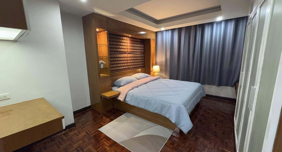 For rent 3 bed condo in Huai Khwang, Bangkok