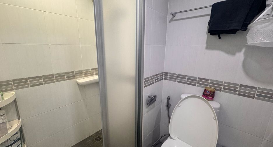For rent 2 bed condo in Huai Khwang, Bangkok