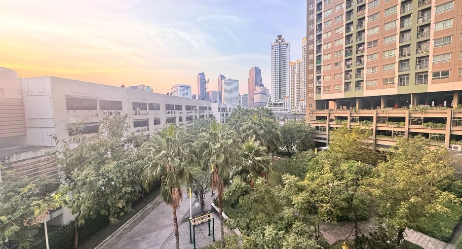 For rent 2 bed condo in Huai Khwang, Bangkok