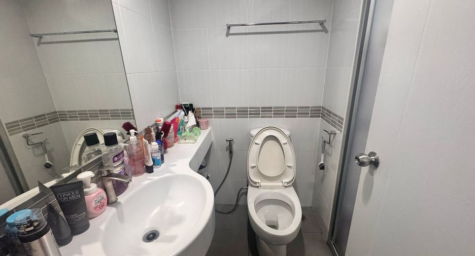 For rent 2 bed condo in Huai Khwang, Bangkok