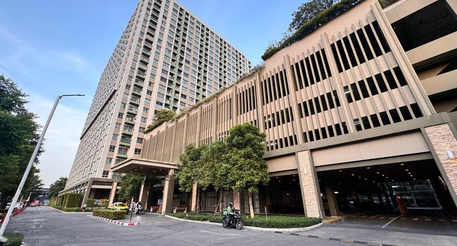 For rent 2 bed condo in Huai Khwang, Bangkok