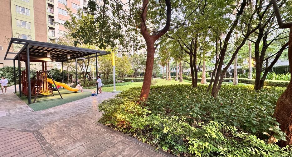 For rent 2 bed condo in Huai Khwang, Bangkok