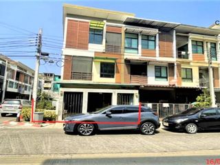 For sale 3 bed townhouse in Bang Khae, Bangkok