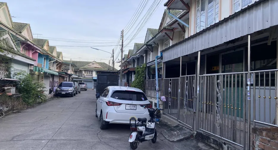 For sale 3 bed townhouse in Khlong Luang, Pathum Thani