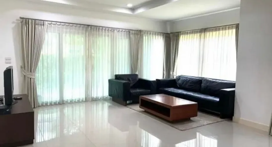 Casa en alquiler y en venta de 3 habitaciones en Lat Krabang, Bangkok
