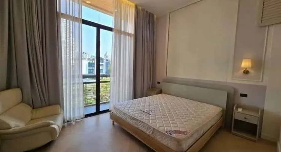 For rent 3 bedrooms townhouse in Watthana, Bangkok