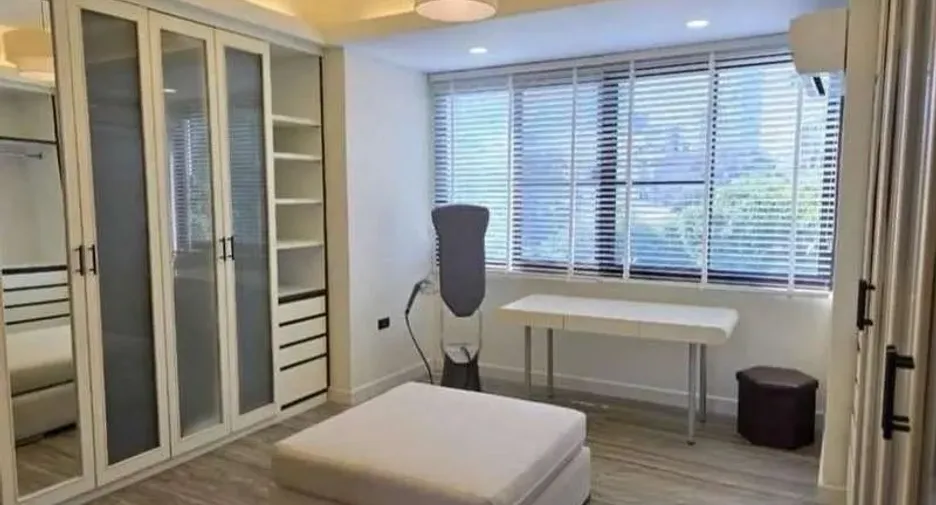 For rent 3 bedrooms townhouse in Watthana, Bangkok