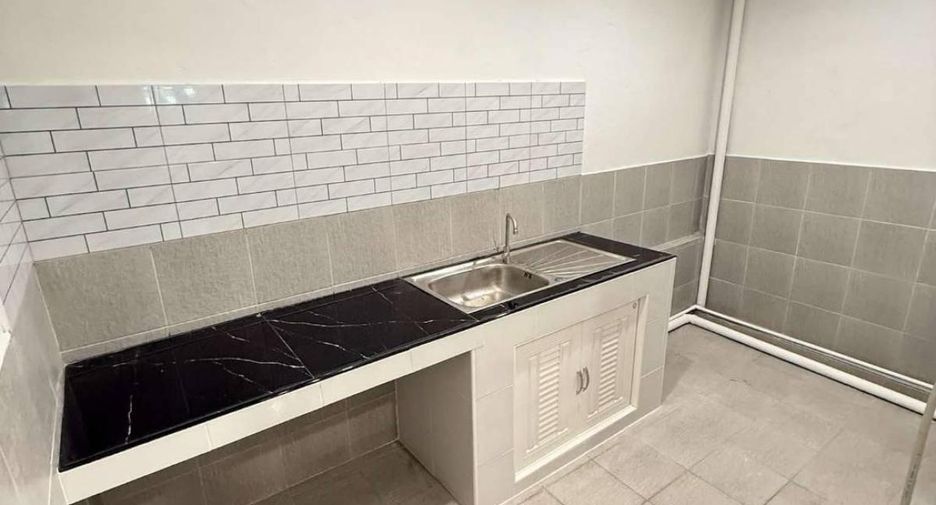 For sale 2 bed townhouse in Mueang Samut Sakhon, Samut Sakhon