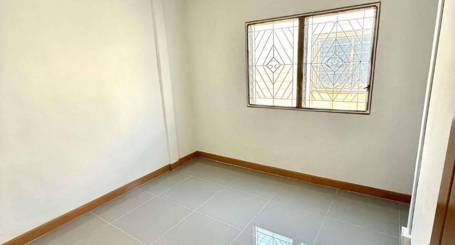 For sale 2 bed townhouse in Mueang Samut Sakhon, Samut Sakhon