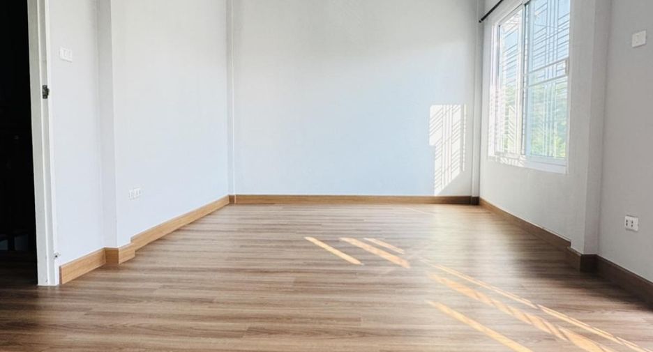For sale 3 Beds townhouse in Lam Luk Ka, Pathum Thani