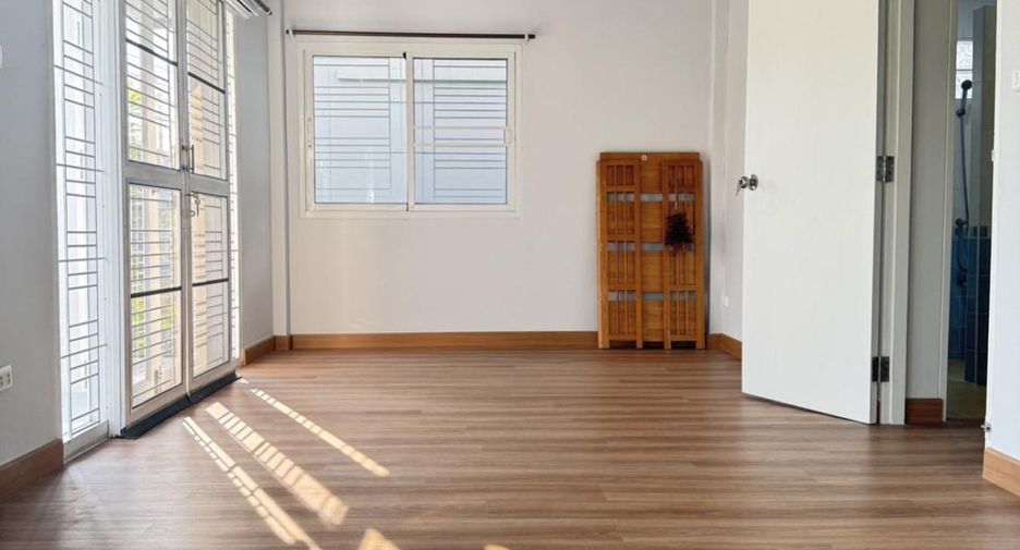 For sale 3 Beds townhouse in Lam Luk Ka, Pathum Thani