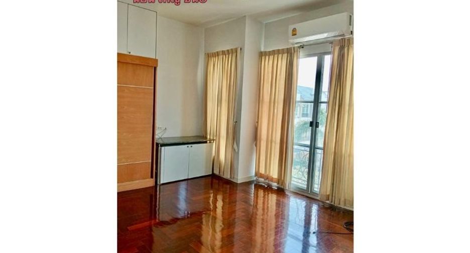 For rent 3 bedrooms townhouse in Suan Luang, Bangkok