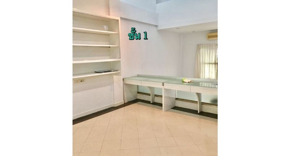 For rent 3 bedrooms townhouse in Suan Luang, Bangkok