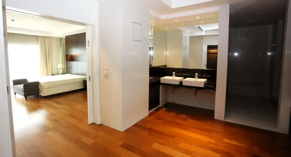 For rent 4 bedrooms condo in Pathum Wan, Bangkok