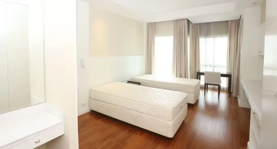 For rent 4 bedrooms condo in Pathum Wan, Bangkok