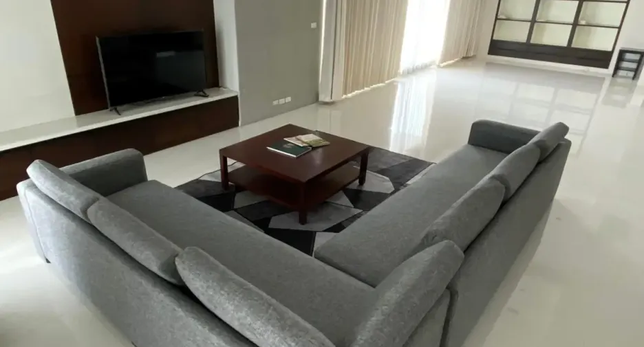 For rent 4 bedrooms condo in Pathum Wan, Bangkok