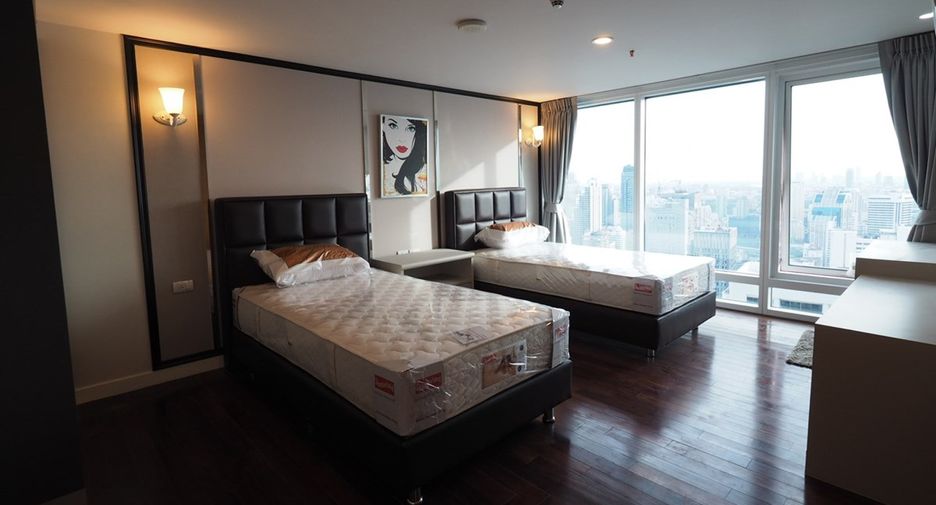 For rent 4 bedrooms condo in Watthana, Bangkok