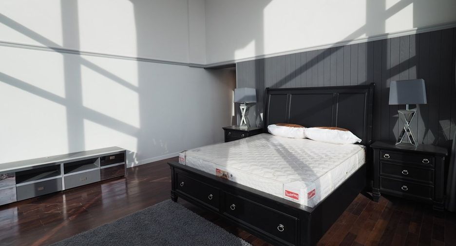 For rent 4 bedrooms condo in Watthana, Bangkok