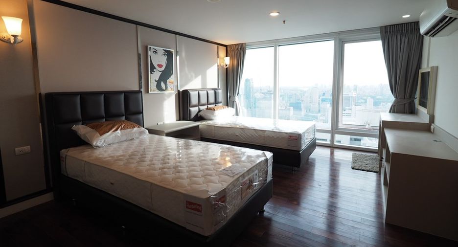 For rent 4 bedrooms condo in Watthana, Bangkok
