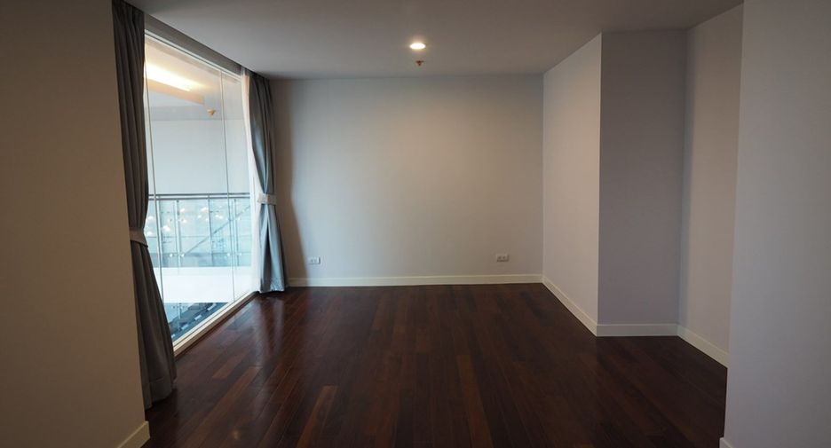 For rent 4 bedrooms condo in Watthana, Bangkok