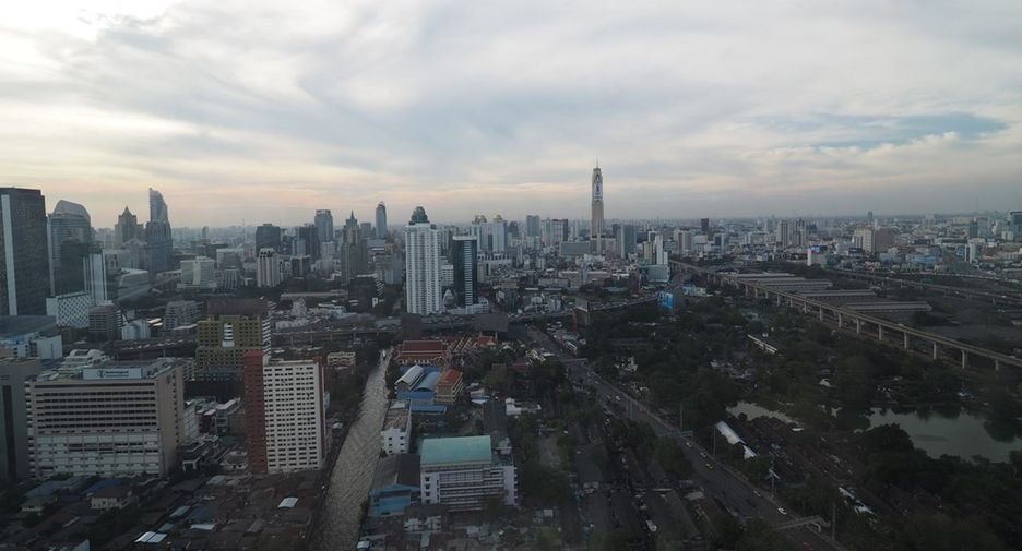 For rent 4 bedrooms condo in Watthana, Bangkok