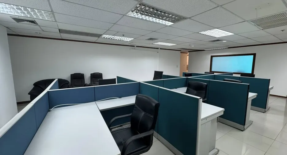 Büro zur Miete in Huai Khwang, Bangkok