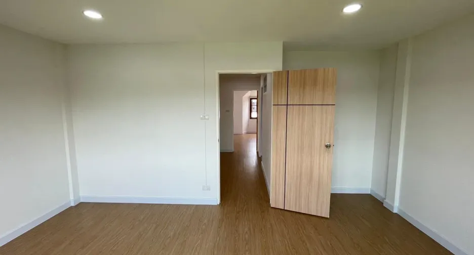 For sale 4 bed townhouse in Mueang Nonthaburi, Nonthaburi