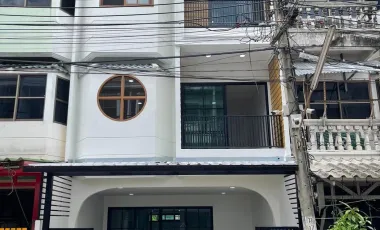 For sale 4 bed townhouse in Mueang Nonthaburi, Nonthaburi
