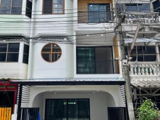 For sale 4 bed townhouse in Mueang Nonthaburi, Nonthaburi