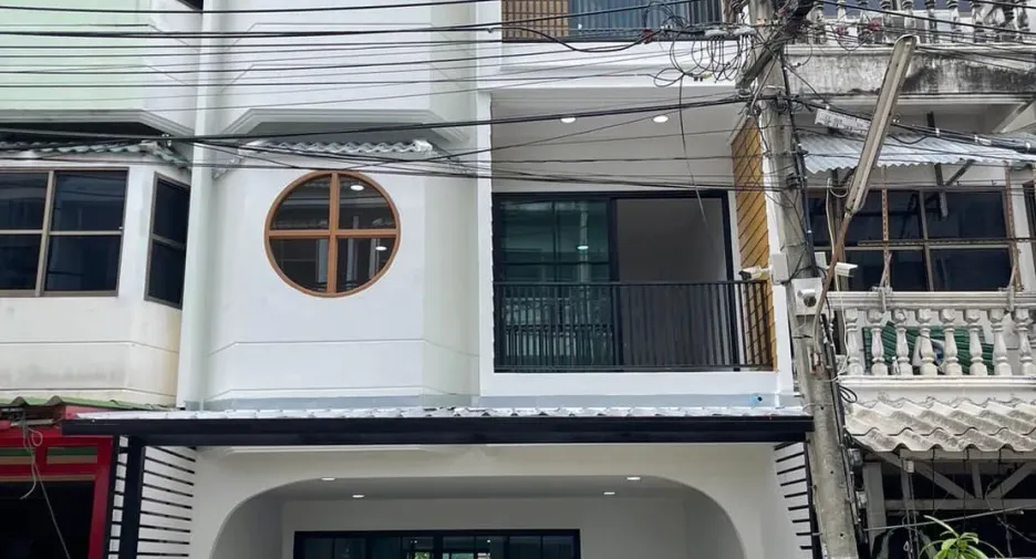 For sale 4 bed townhouse in Mueang Nonthaburi, Nonthaburi