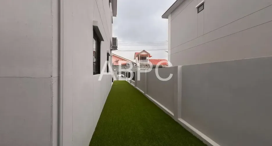 Casa adosada en venta de 3 habitaciones en Bang Lamung, Chonburi