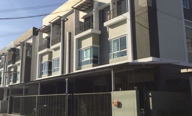 For rent 3 Beds villa in Saphan Sung, Bangkok