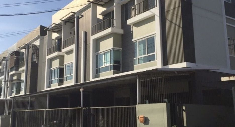 For rent 3 Beds villa in Saphan Sung, Bangkok