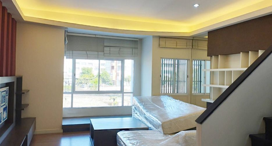 For rent 3 Beds villa in Saphan Sung, Bangkok