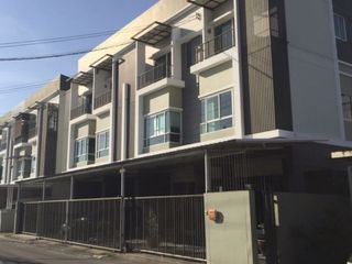 For rent 3 Beds villa in Saphan Sung, Bangkok