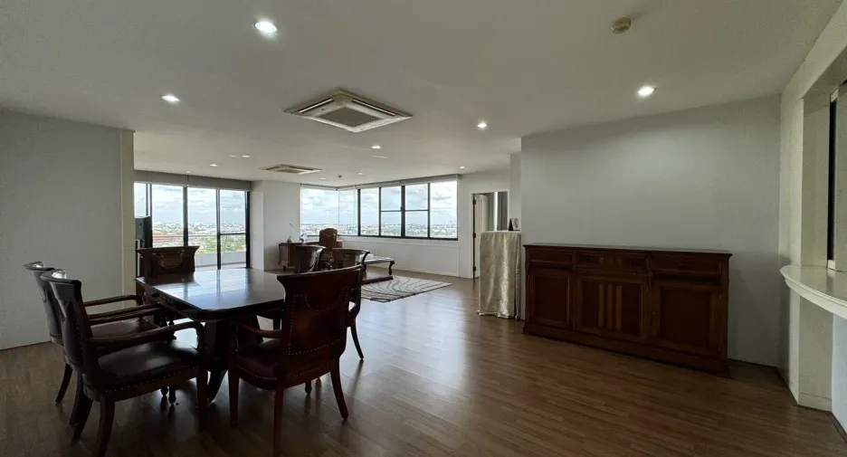For rent 3 bed condo in Mueang Nonthaburi, Nonthaburi